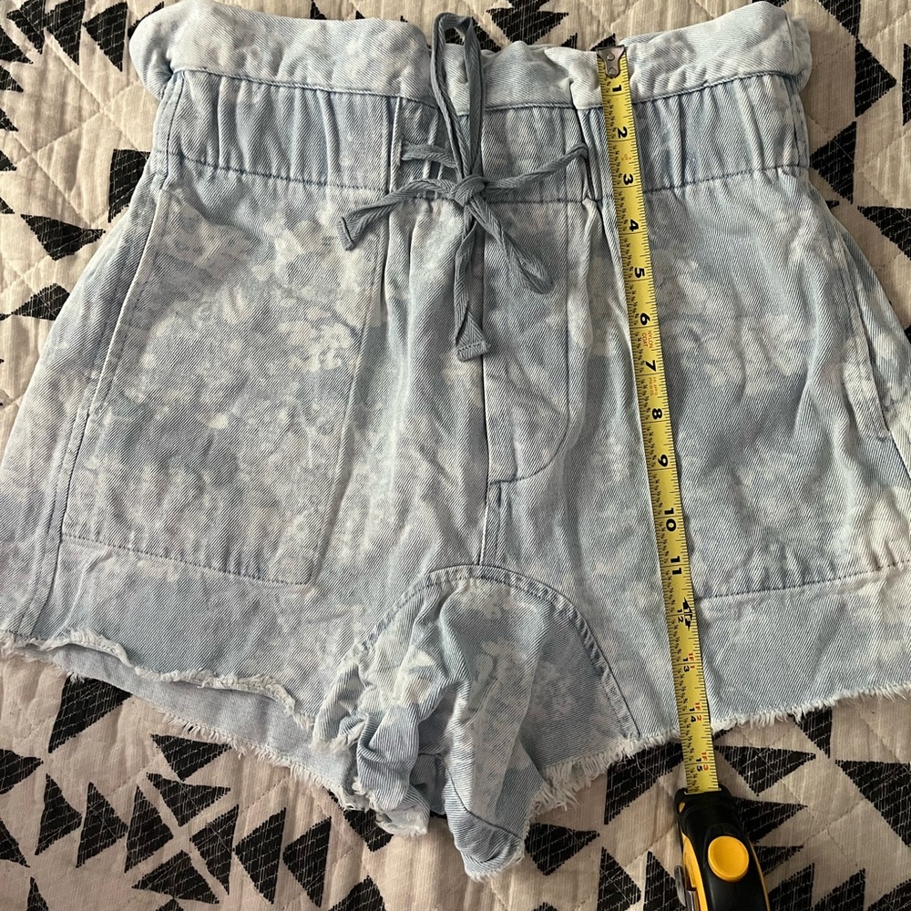 The GREAT The Midland frayed floral denim shorts - Picture 5 of 8